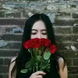 一张小清新头像,一个长发女生手捧一束花挡住了脸,像这样是正脸拜托知道的人发一下