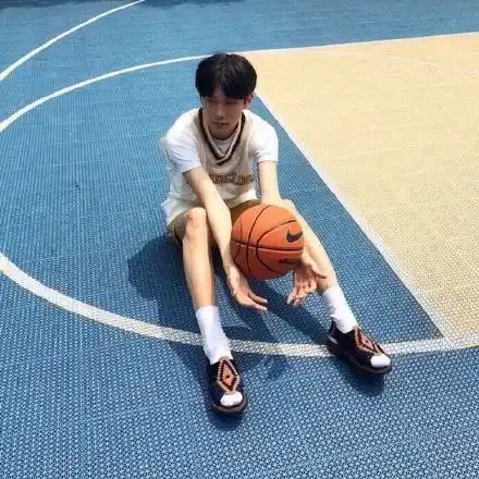  情侣头像无论日子多么窘迫,都要从容地走下去,不辜负一世韶光