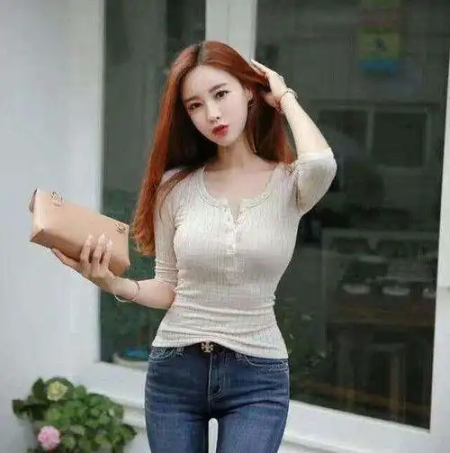  小姐姐穿紧身牛仔裤,展现自信迷人的好身材,性感女神气息十足