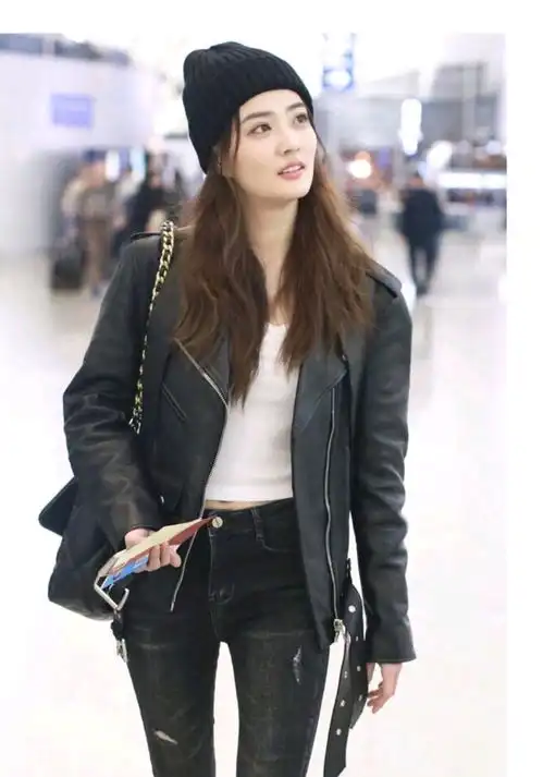  徐璐和张铭恩同框真甜,身穿一件格子大衣搭配黑色牛仔裤,很酷飒