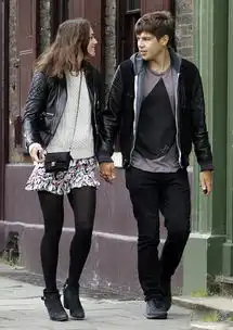  小情侣们约会忙,新婚couple如胶似漆海报网最新欧美明星情侣街拍合辑5月10日5月23日