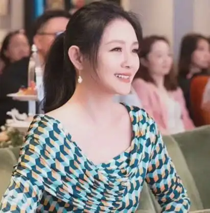  还在炒大s晒情人节酒瓶有玄机,暗戳撒糖惹人烦,网友走远点