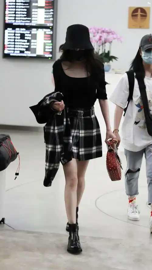  被曝与魏大勋同居,杨幂仍戴情侣帽是默认回避媒体镜头疑似害羞