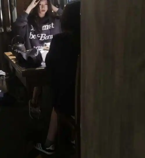 李嫣头发染回黑色吃火锅,闺蜜背爱马仕,不嫌弃坐外卖小哥旁边