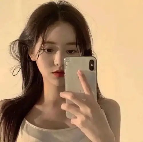 女生头像别人已经是一房两人三餐四季