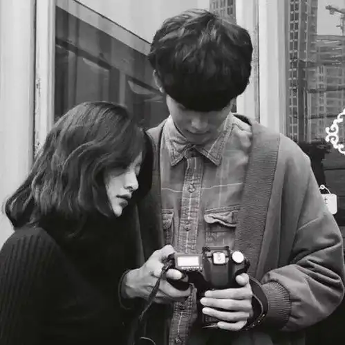  情侣头像阁下的心本姑娘收下了