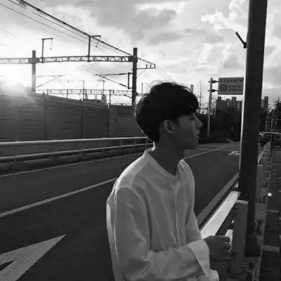  男生黑白头像冷酷忧伤,一点都不想被伤害的男生