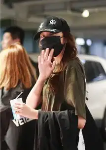  鹿晗带关晓彤去游乐园表情美滋滋,戴情侣帽所以昨晚在一块儿咯