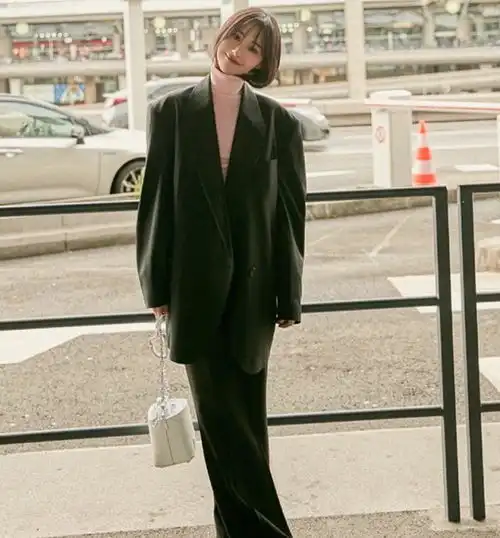  郑爽参加时装周,头发藏在衣服里很霸气,修图过度身高被拉成巨人