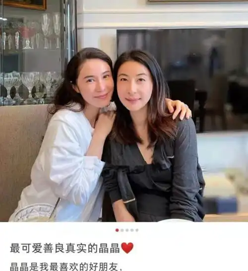 郭晶晶与闺蜜低调聚餐,素颜暴露真实容颜,与闺蜜成鲜明对比