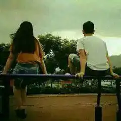  手捧粉色鲜花的情侣头像