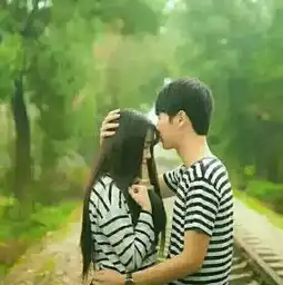  跪求唯美小清新绿叶背景一男一女两张情侣头像越多越好