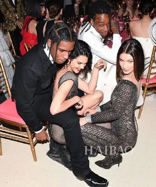  同为代言人,卡戴珊妹妹官宣却不带杨幂,网友小心幂姐打你手机