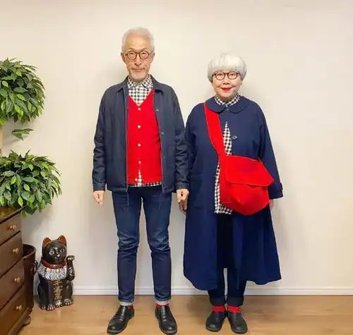  真服了唐嫣和罗晋,走机场也要穿情侣款大衣,越看越有夫妻相