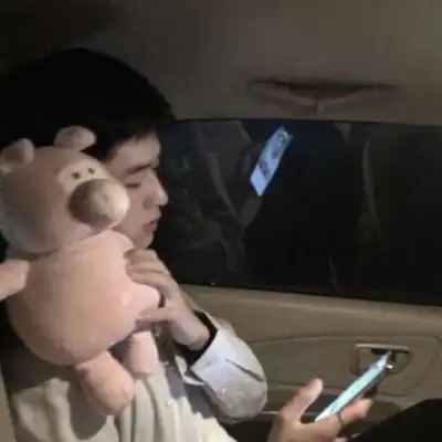  低调不明显情侣头像一男一女一生嚣张一生冷酷