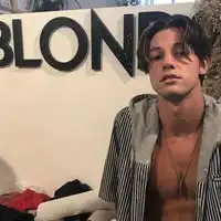  行走的潮流欧美潮流小伙街拍微信头像图片大全