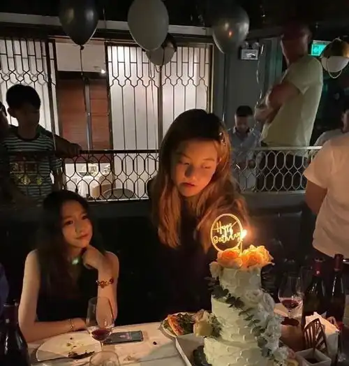 李嫣闺蜜周巴黎晒靓照,肤白貌美大长腿纤细,捂脸嘟嘴卖萌超可爱