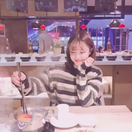  2019新版微信头像情侣一男一女,回眸相视心中只有你