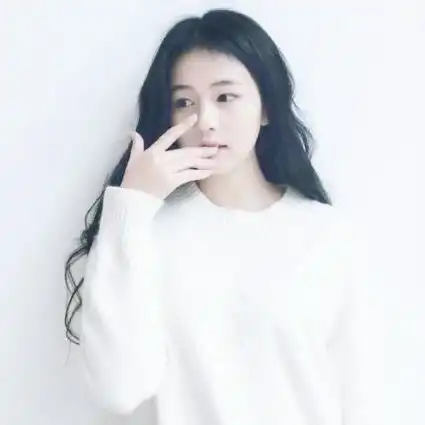  白毛衣黑发披肩优雅女人