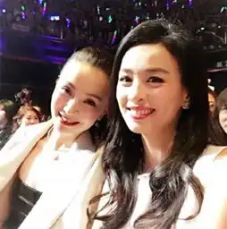 张庭与闺蜜陶虹比心合影二美笑颜如花逆生长