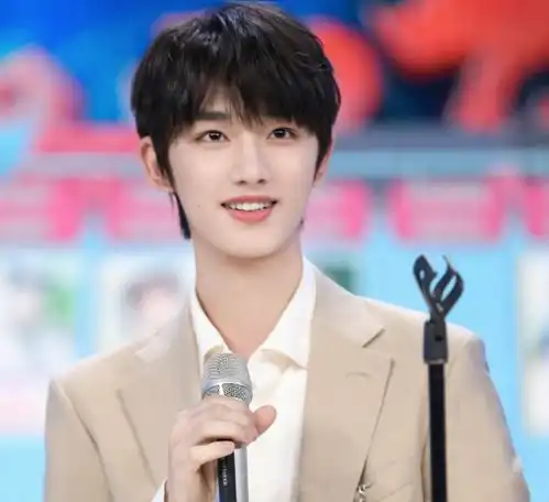  丁程鑫高考遭私生饭围堵,险些耽误考试时间,弟弟气到满脸通红