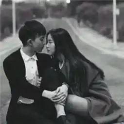  黑色背景头像两人一张