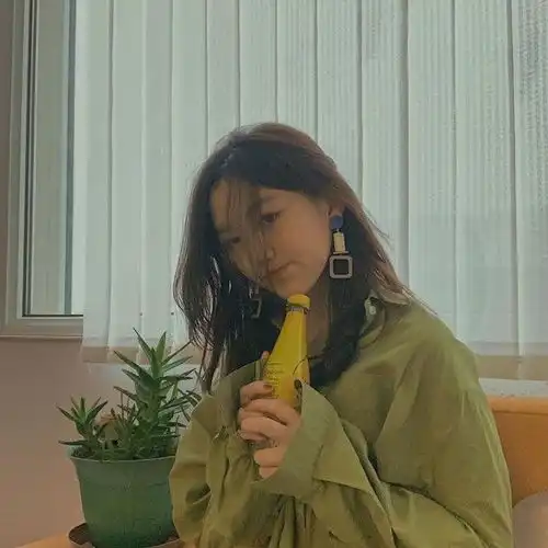 李嫣不满媒体曝光闺蜜聚会,放大图互怼,却意外暴露手术疤痕