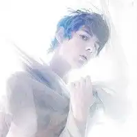  女生霸气手拿烟照片