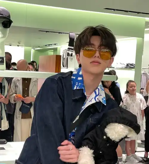  蔡徐坤生图曝光,比起不修图不敢出门的女星,男星生图个个能打