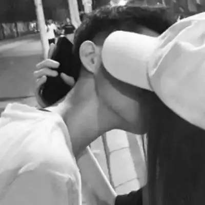  黑白情侣头像一男一女接吻系列