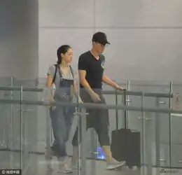  刘翔与吴莎抵沪穿情侣鞋甜蜜恩爱