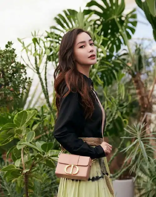  杨颖的时尚让人捉摸不透,白色蚊帐当裤子穿,幸亏腿细