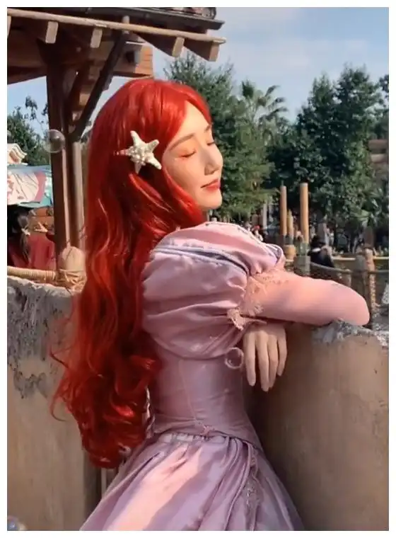  迪士尼偶遇毛晓彤,她在路人视角下的颜值,这才是真正的在逃公主