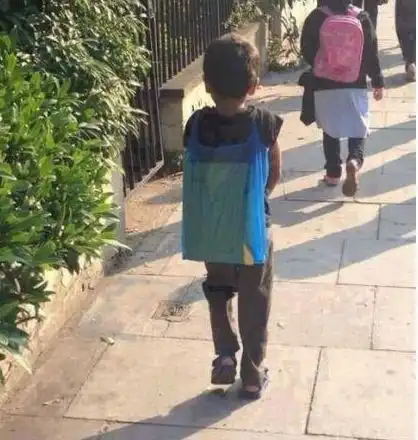搞笑gif趣图不知道这两个妹子在比什么你看明白了吗