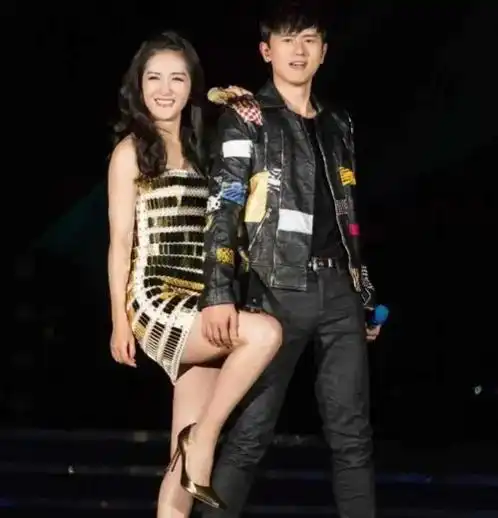  谢娜助理打掉路人手机惹争议一脸凶狠力气大,同行张杰被吓到