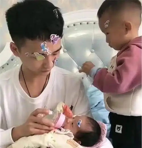  冻龄老爸火了,30岁还被认成初中生,无奈澄清家里两娃了