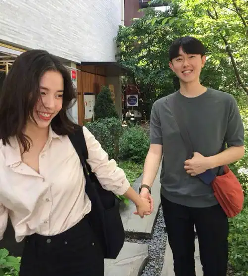  情侣装没过时是你不会穿,学韩国这对情侣,穿出甜蜜感狗粮撒一地