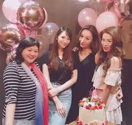 吴佩慈为男友挺五月孕肚应酬,以阔太身份带两子出席富n代生日会