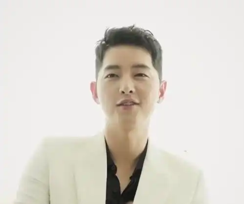  宋仲基离婚一年后发胖,手臂臃肿皱纹明显,自嘲我好像老了