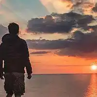  海滩黄昏背影头像男生微信头像图片大全