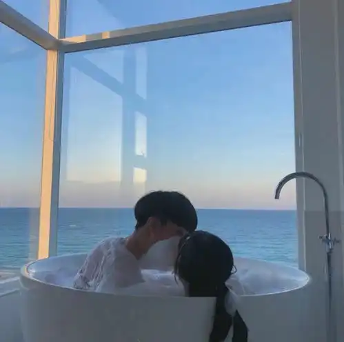  情侣头像一对两张我在等等乌鸦讲情话等铁树开花