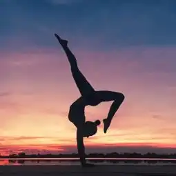  夕阳下,我们一起瑜伽,夕阳下美丽瑜伽