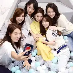 吴佩慈现身闺蜜生日party