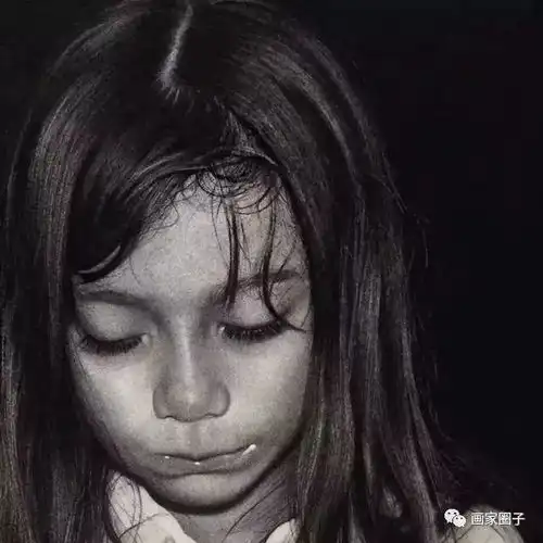  这位金发美女画家的素描作品,神形具备,绝了快