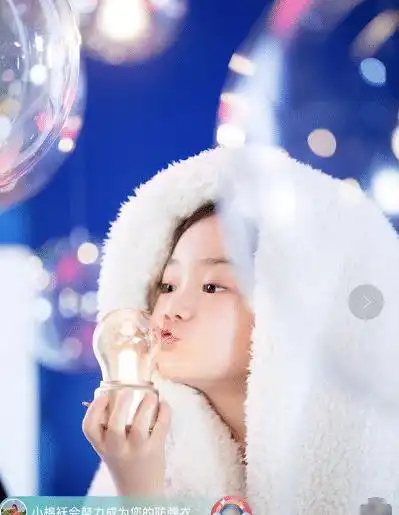  戚薇一家三口被偶遇,夫妻俩戴情侣帽有说有笑,lucky甜美可爱