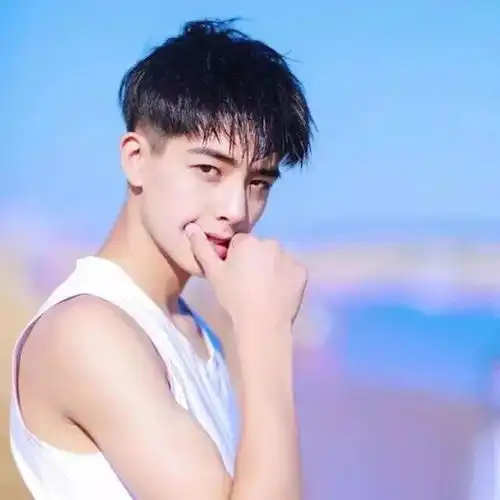  随意打理也潮帅的男士发型,赶快换发型