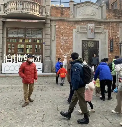 组图撒贝宁一家四口武汉游玩被偶遇摘下口罩配合拍照接地气