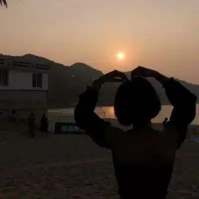  有没有两个人一起看日出,人影比较小但看的出男女的情侣头像