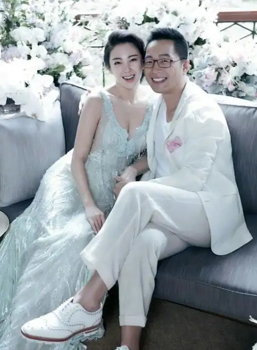  人生赢家张雨绮接孩子后与好友用餐,曾拍与小十岁男子亲密拥抱