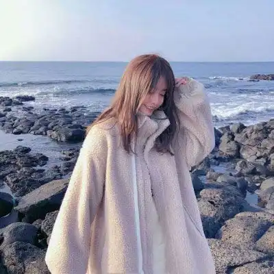  很难看出是情侣头像被忽略的一个边缘人